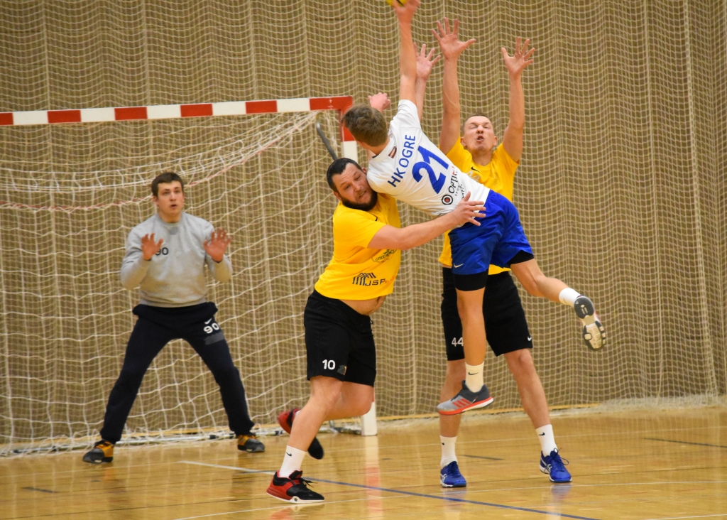 Kurp Dosies? Vienības “Skrīveri/Aizkraukle” spēlētāji aktīvi darbojās aizsardzībā, neļaujot pretiniekiem tikt pie brīva metiena.
Autors: Ginta Grincēviča