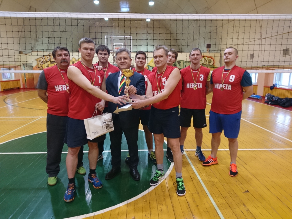 Neretas volejbolisti uzvarēja Lietuvā Biržu volejbola turnīrā, kas bija veltīts kaimiņvalsts simtgadei. Kausu uzvarētājiem pasniedza Biržu mērs Valdemārs Vaļķūns.
Autors: no Neretas komandas