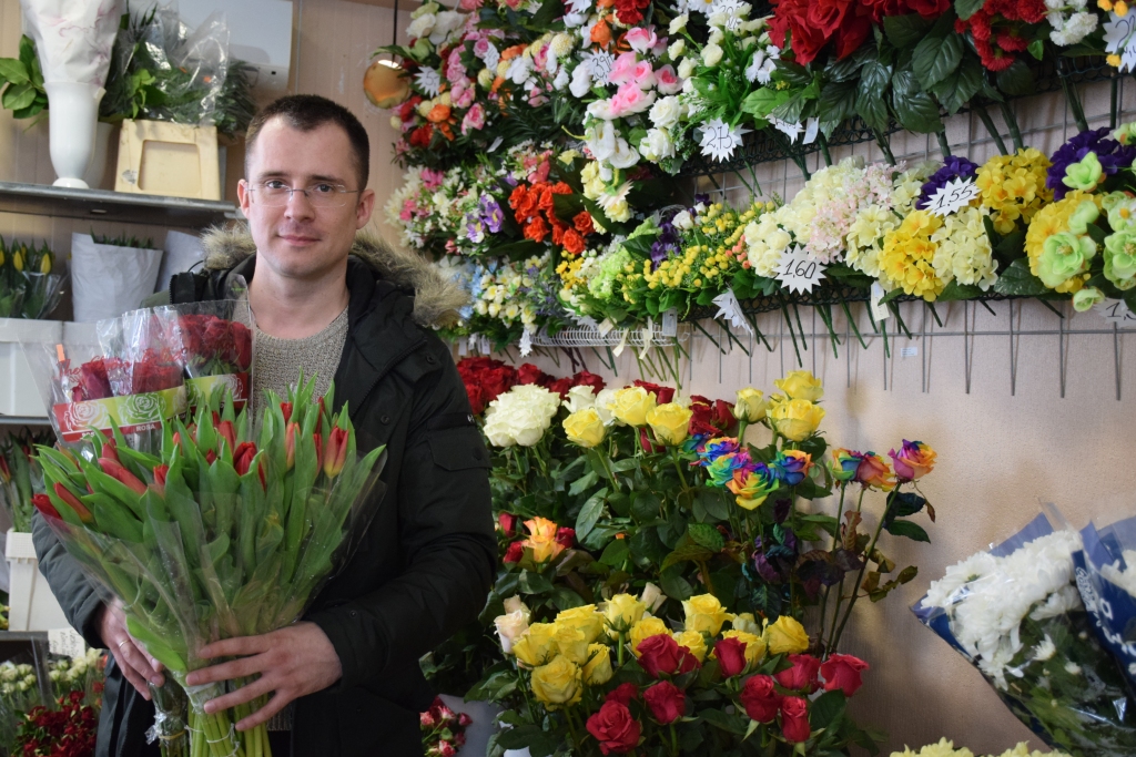 ZIEDI DAUDZĀM. Gatis Gūtmanis jau no rīta apsveicis savas mīļotās meitenes — sievu un meitu, bet šos ziedus vedīs kolēģēm uz Jaunjelgavas novada domi un savai māmiņai.
Autors: Elita Brovacka