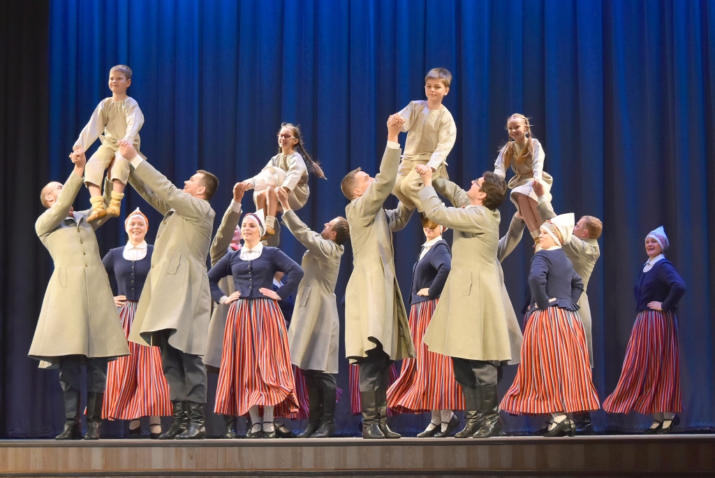 “KristĪ mazus, kristī lielus”. Dejo Gitas Skudras vadītā Skrīveru “Dzēse”, kas skatē ieguva augstāko novērtējumu.
Autors: Imants Kaziļuns