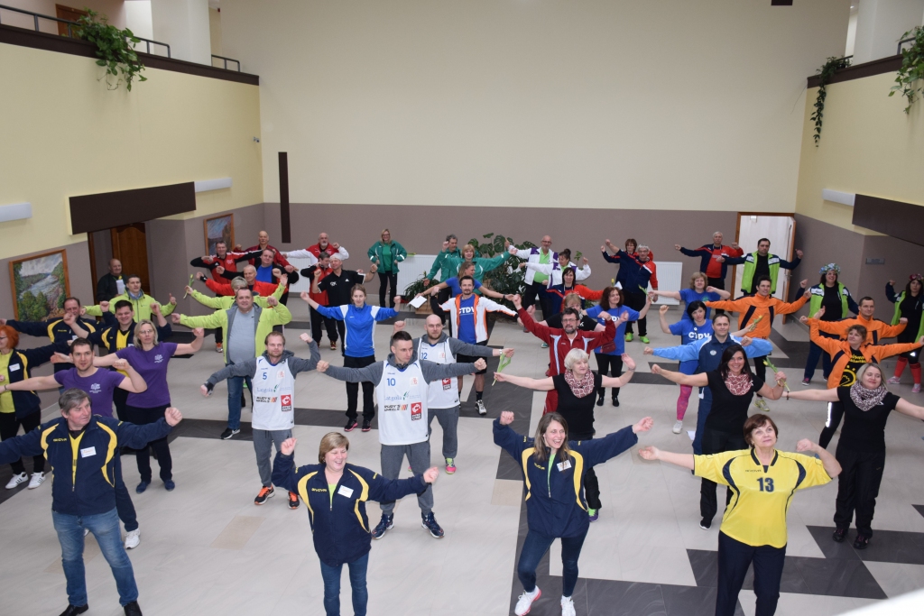 RĪTA ROSME. Pirms sacensībām visi dalībnieki mūzikas pavadījumā iesildījās sportiskajiem un atjautīgajiem pārbaudījumiem.
Autors: Evita Apiņa