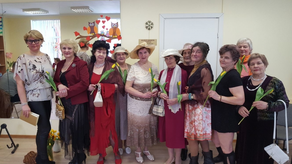 Pavasari gaidot, uzplaukst sievietes un puķes.
Autors: no klubiņa “Pīlādzītis”