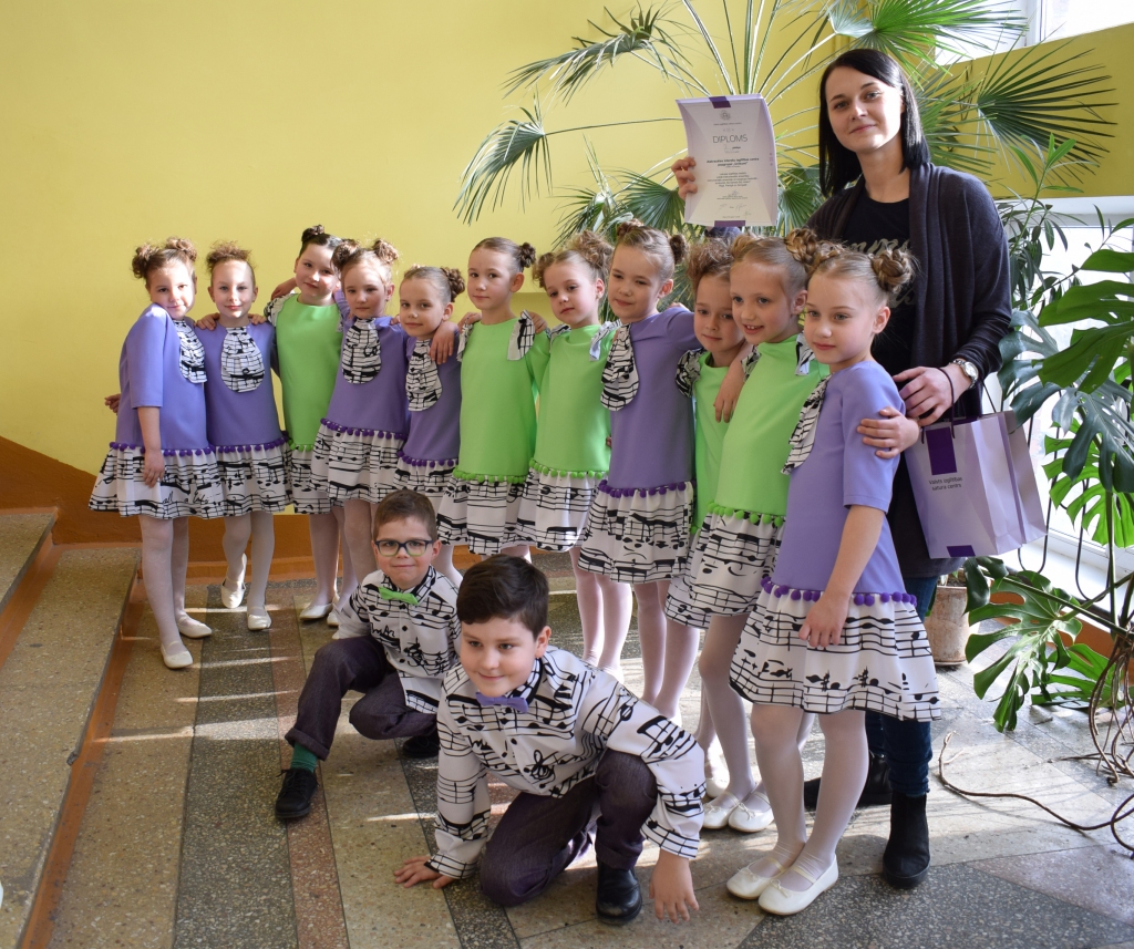 “UNIKUMI” konkursā bija unikāli ne vien ar vadītājas Unas Arbidānes sacerēto dziesmu, bet arī ar krāšņajiem tērpiem.
Autors: Agita Grīnvalde-Iruka