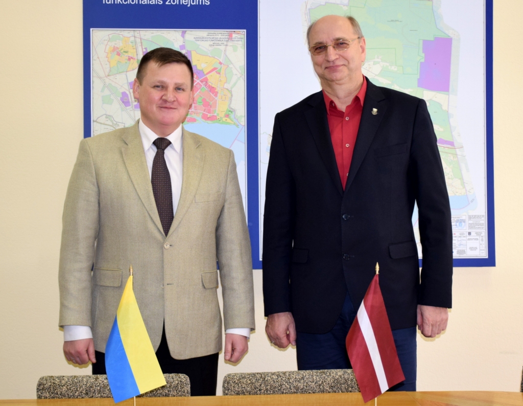 Aizkraukles novada domes priekšsēdētājs Leons Līdums (no labās) un Ukrainas pilsētas  Slavutičas mērs Jurijs Fomičevs.