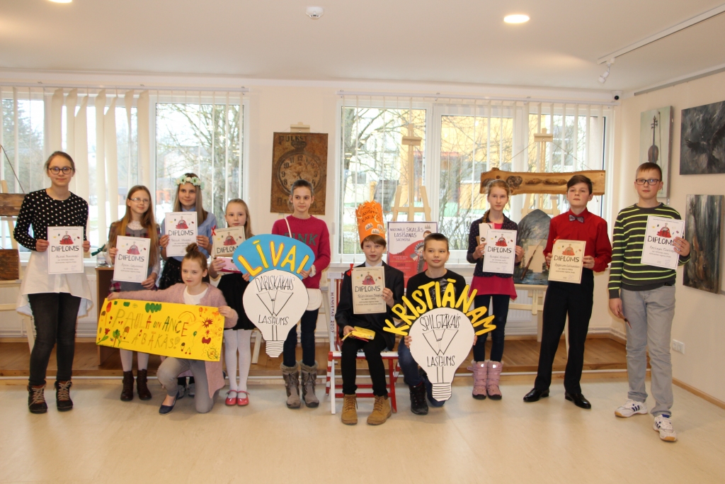 GATAVOSIES NACIONĀLAJAM FINĀLAM. “Skaļās lasīšanas” sacensību Aizkraukles reģiona uzvarētājs Kristiāns Bērziņš (centrā), finālisti un līdzjutēji.
Autors: Anita Šmite