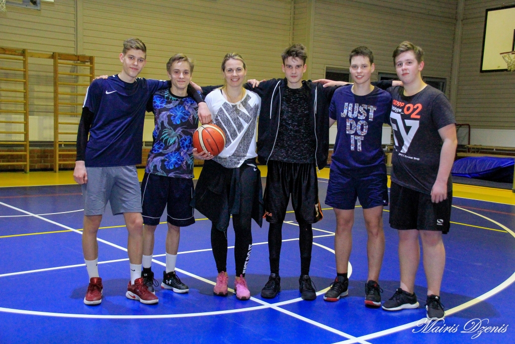 Necerēta tikšanās. Anete Jēkabsone-Žogota kopā ar Neretas jauniešiem.
Autors: Mairis Dzenis