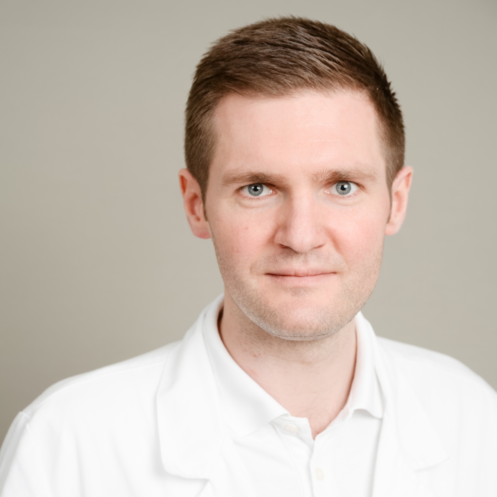 RAIMONDS MIKIJANSKIS, neiroķirurgs plaša profila slimnīcā “AIWA Clinic”.