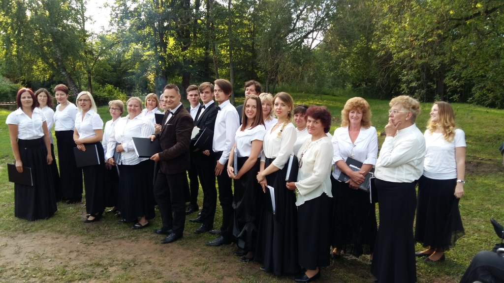 PIRMAIS GADS IZDZIEDĀTS. Neretas novada jauktais koris “Nirica” pošas saviem pirmajiem Dziesmu svētkiem.
Autors: no Neretas kultūras nama arhīva