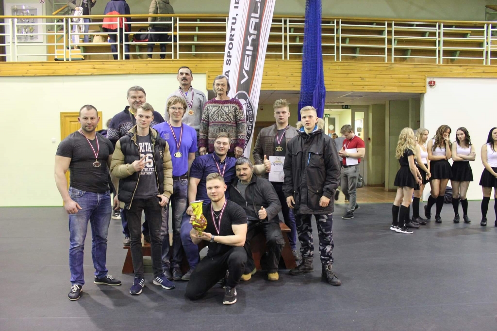 UZVARĒTĀJKOMANDA. Aizkraukles sporta centra spēkavīru komanda ar balvām un treneri Juriju Ivaņušinu.
Autors: no Aizkraukles spēkavīru komandas