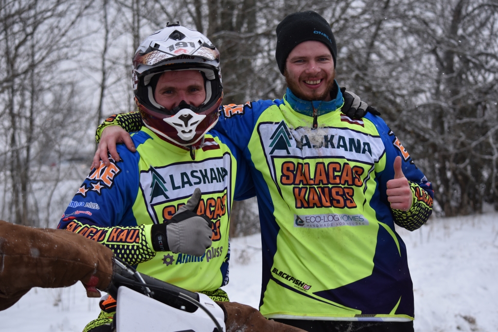 Latvijas čempionātā skijoringā lielajā tautas klasē par šīs sezonas uzvarētājiem kļuvuši Didzis Gorbenko (no kreisās) un Oskars Dzirkalis. Puiši sacensībās pārstāv sporta klubu “Salaca”, taču Oskars ir no Kokneses.
Autors: no “Staburaga” arhīva