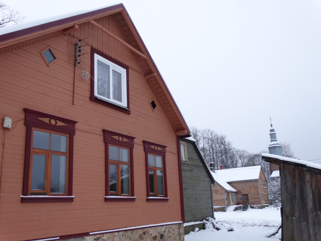 Baltais plastmasas logs spilgti izceļas brūnajā koka ēkā, kas ir viena no Jaunjelgavas vēsturiskā centra apbūves daļām.
Autors: Vaira Lejniece