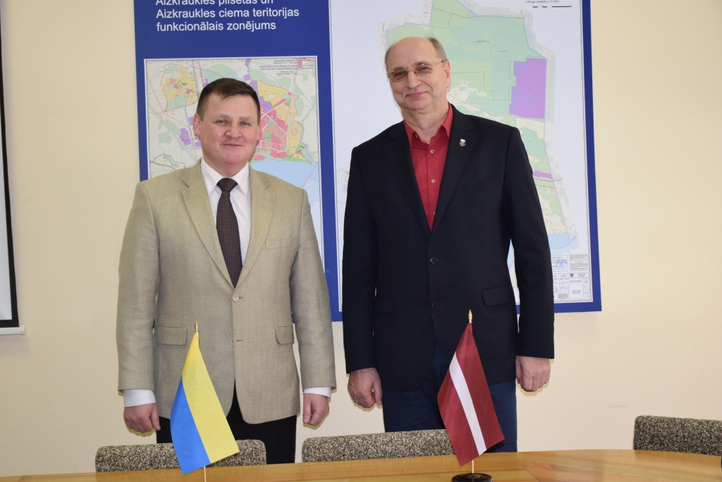 DRAUDZĪBA STARP JAUNĀM PILSĒTĀM. Aizkraukles novada domes priekšsēdētājs Leons Līdums (no labās) un Slavutičas (Ukraina) mērs Jurijs Fomičevs tikšanās laikā. Aizkraukle un Slavutiča uzceltas kā enerģētiķu pilsētas, Aizkraukle — Pļaviņu spēkstacijas celtniekiem, tai rit jau 
51. gads, bet Slavutiča — Černobiļas atomelektrostacijas darbiniekiem, un tās vecums ir tikai 31 gads. Slavutičas celtniecībā piedalījušies arī pārstāvji no Latvijas.
Autors: Guna Mikasenoka