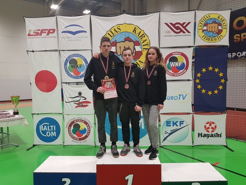 MEDAĻU IEGUVĒJI Valērijs Sebežs (no kreisās), Kristers Antons un Amanda Estere Reimarte.
Autors: no kluba “Kadzan”