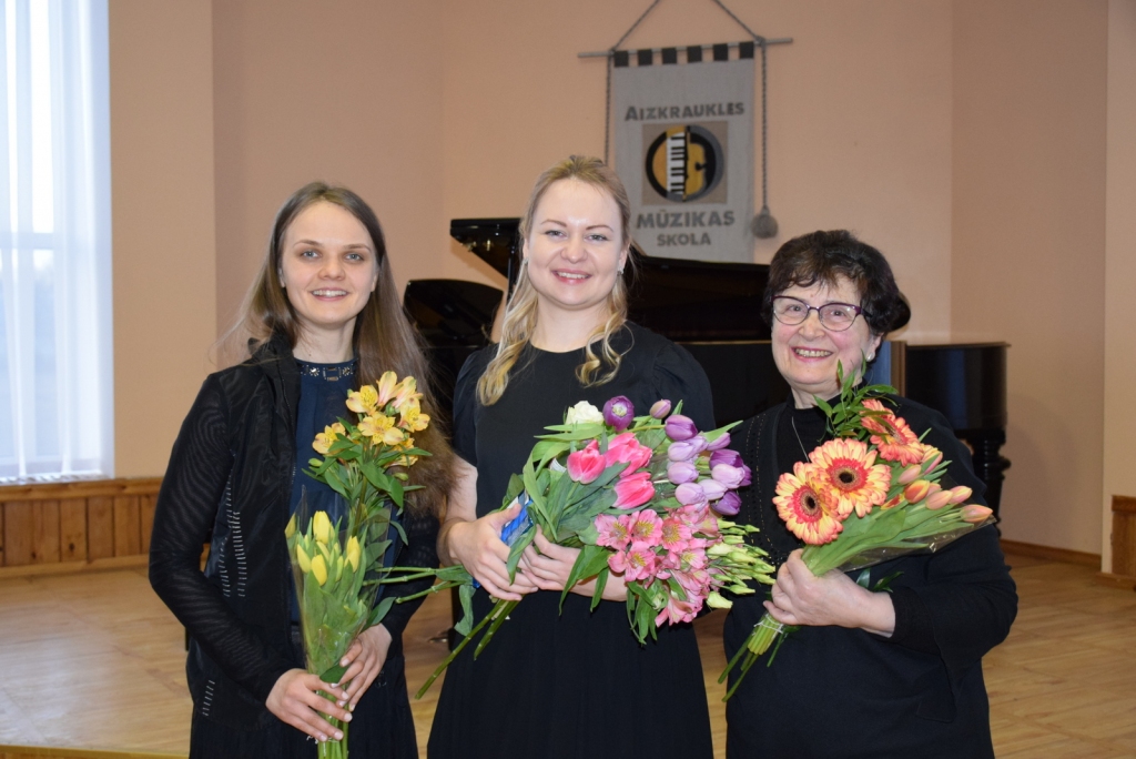 Pianiste Elīna Gaile (no kreisās),  vijolniece Ilze Tomaševska un koncertmeistare Natālija Zandmane.