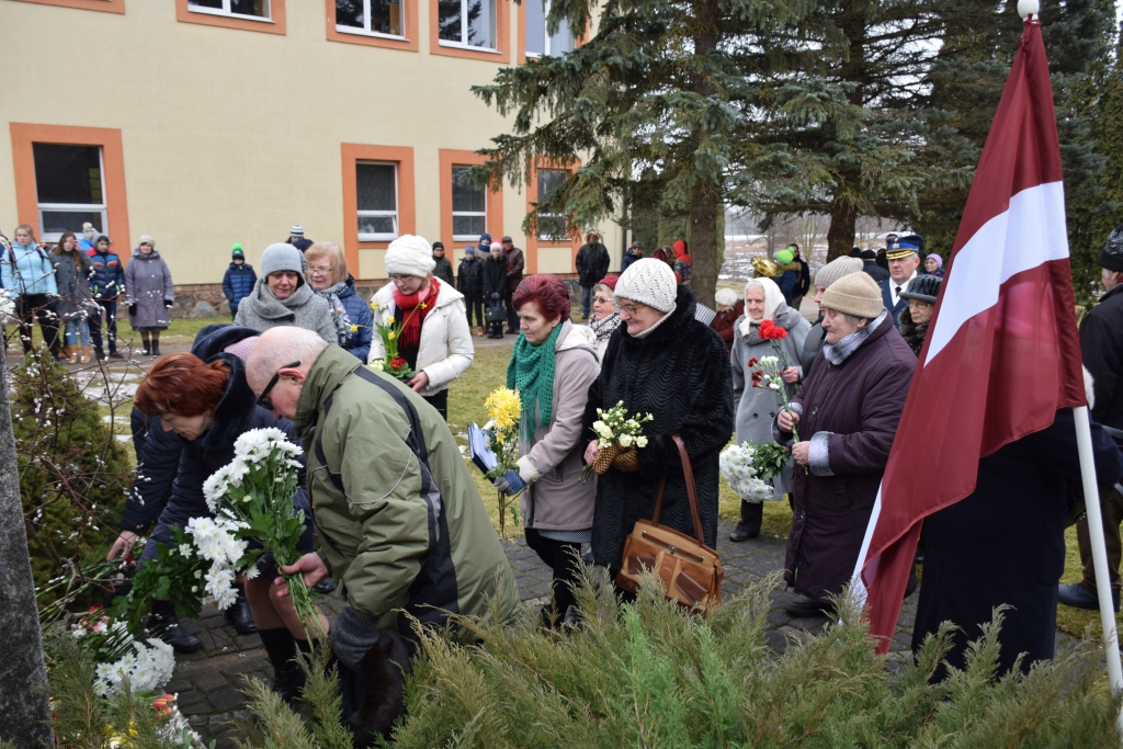 Tiem, kuru vairs nav ar mums. Pie piemiņas akmens Bebros gulst pateicības ziedi.
Autors: Imants Kaziļuns