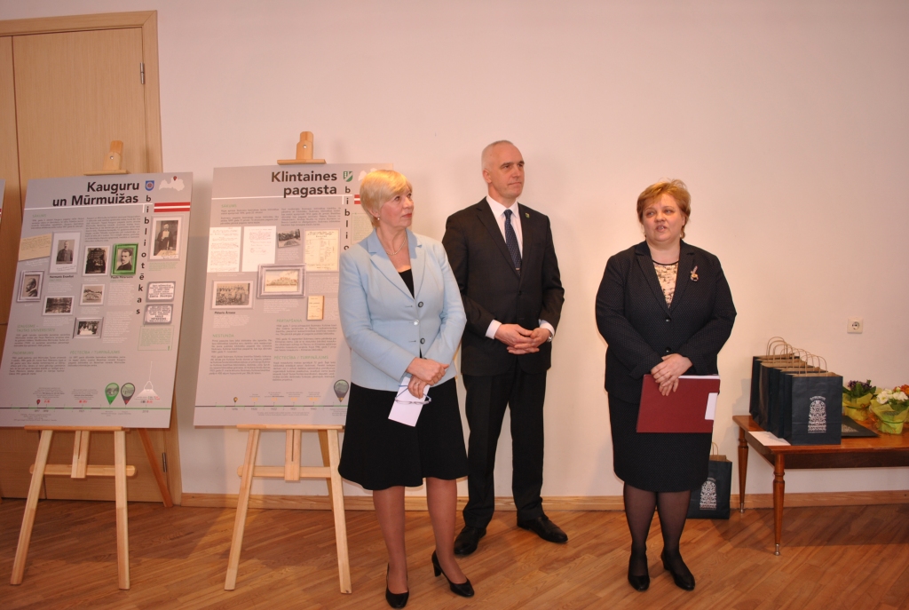 VĒSTURE IR INTERESANTA — atklāšanas pasākumā atzina Klintaines pagasta bibliotēkas vadītāja Alita Kluša (no labās), Latvijas Nacionālās bibliotēkas Atbalsta biedrības direktore Karina Pētersone un Pļaviņu novada domes priekšsēdētājs Aigars Lukss.
Autors: Sandra Pumpure