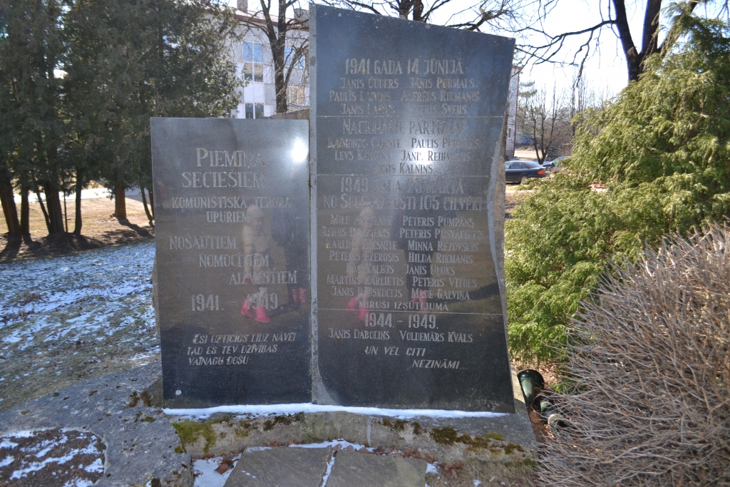 ATGĀDINĀJUMS. No šīs vietas pirms 69 gadiem sākās daudzu seciešu ceļš pretī nezināmajam. Ceļš, no kura daudzi neatgriezās…
Autors: Elita Brovacka