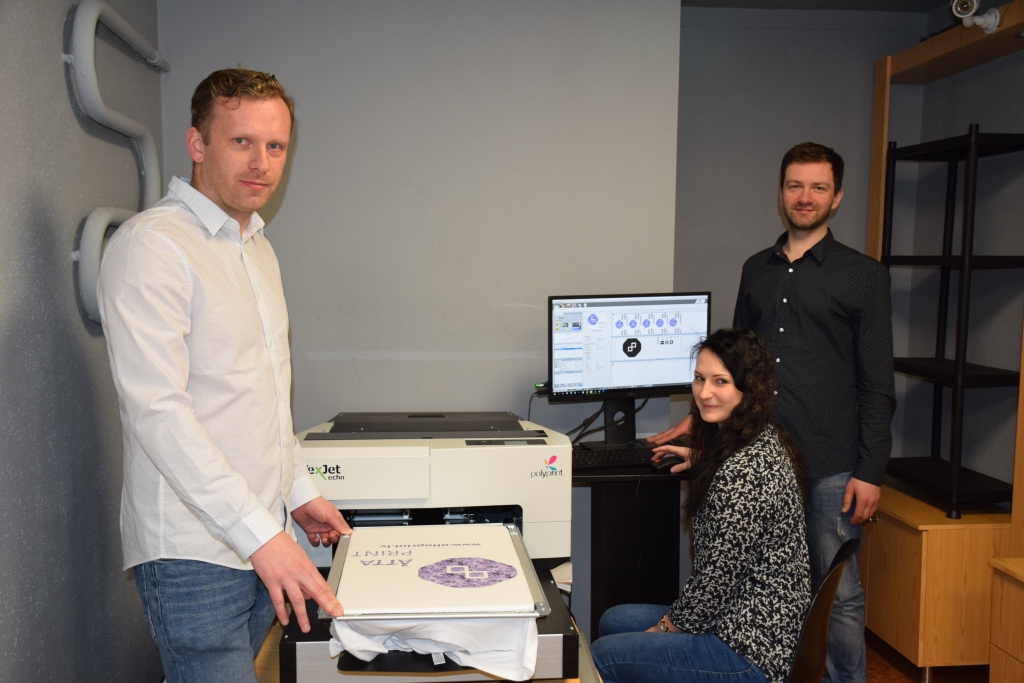 “ATTA print” KOMANDA: uzņēmuma vadītājs Renārs Ķemzāns (no kreisās) ar projektu vadītāju Lindu Bērziņu un valdes locekli Jāni Sīli nupat atklātajā apdrukas darbnīcā.
Autors: Evita Apiņa