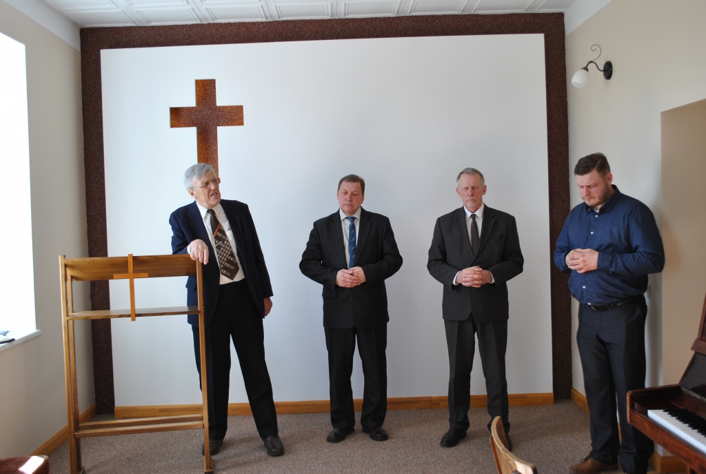 VIENOJAS LŪGŠANĀ — (no labās) draudzes loceklis Raivis Spēlītis, Edgars Godiņš, Rūdolfs Kroičs un sludinātājs Linards Kaptāns, kurš kalpoja Pļaviņu baptistu draudzē.
Autors: Sandra Pumpure