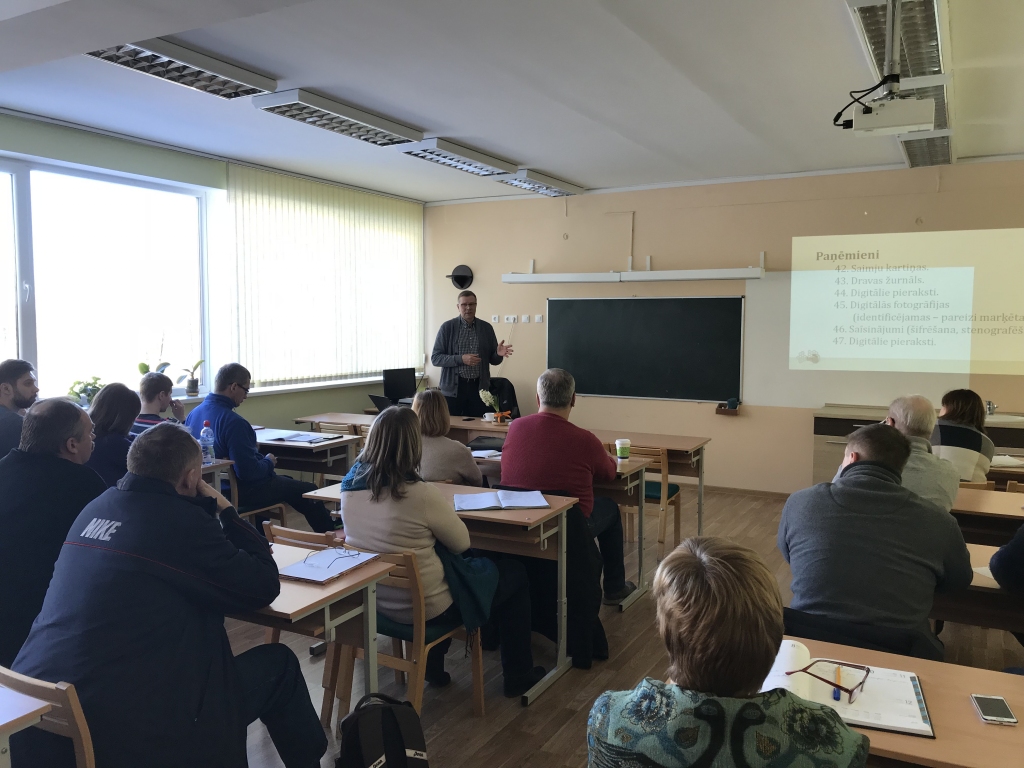 Martā kā vieslektors pie topošajiem biškopjiem viesojās un nodarbības vadīja Latvijas Biškopības biedrības valdes priekšsēdētājs Juris Šteiselis.
Autors: Linda Caune