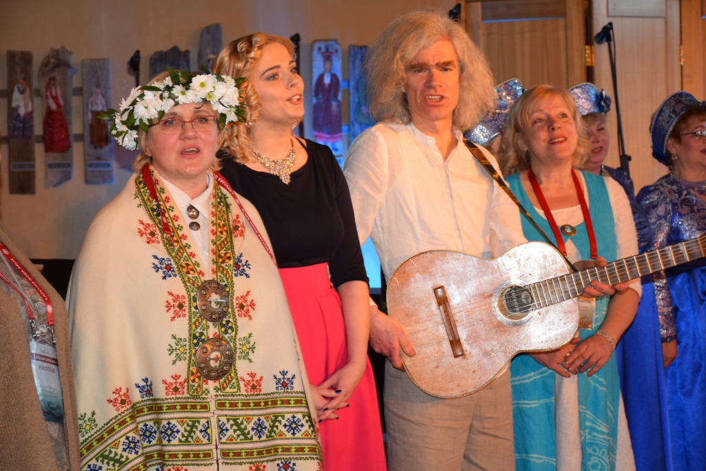 VIENOJAS DZIESMĀ. Aizkraukles “Goda saimniece”, kultūras nama vadītāja Anta Teivāne (no kreisās), Kristiāna Kraševska, Uldis Sebris un Aizkraukles reģionālās Tautskolas vadītāja Anita Ostrovska.