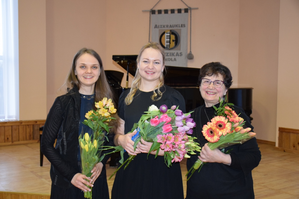 PĒC KONCERTA. Ilze Tomaševska (vidū) pēc koncerta Aizkrauklē kopā ar pianisti Elīnu Gaili (no kreisās) un koncertmeistari Natāliju Zandmani.