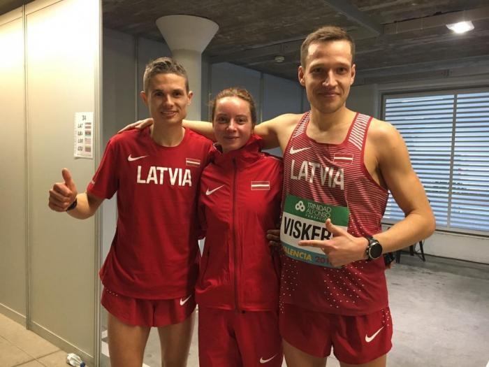 Garo distanču pavēlnieki. Latvijas pusmaratonisti Jānis Višķers (no labās), Ilona Marhele un Dmitrijs Serjogins  pasaules čempionātā Spānijā.
Autors: no Latvijas vieglatlētikas savienības