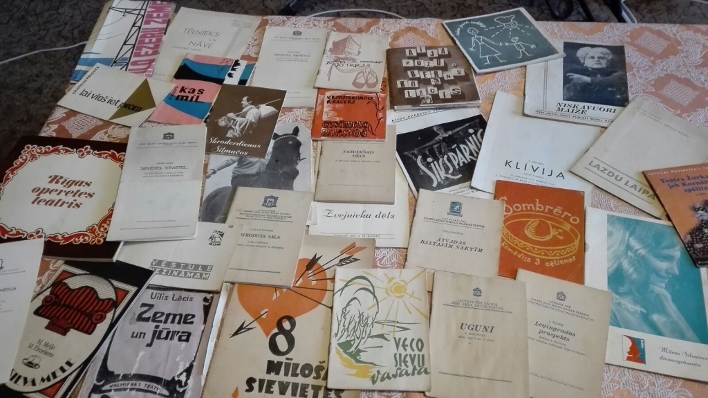 Daļa no krājuma.  Spodras Briedes kolekcijā ir vairāk nekā 130 teātra programmiņu.