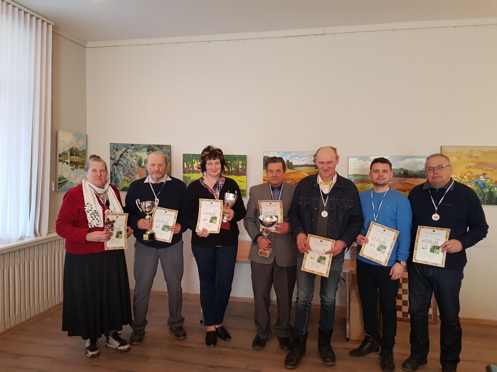 88. šaha turnīra godalgoto vietu ieguvēji. No kreisās — 
Viktorija Kurpniece, Jānis Zemžāns, Anita Seikovska, Imants Lūsis, Andrejs Reiznieks, Atis Bičkovskis un Anatolijs Bičkovskis.