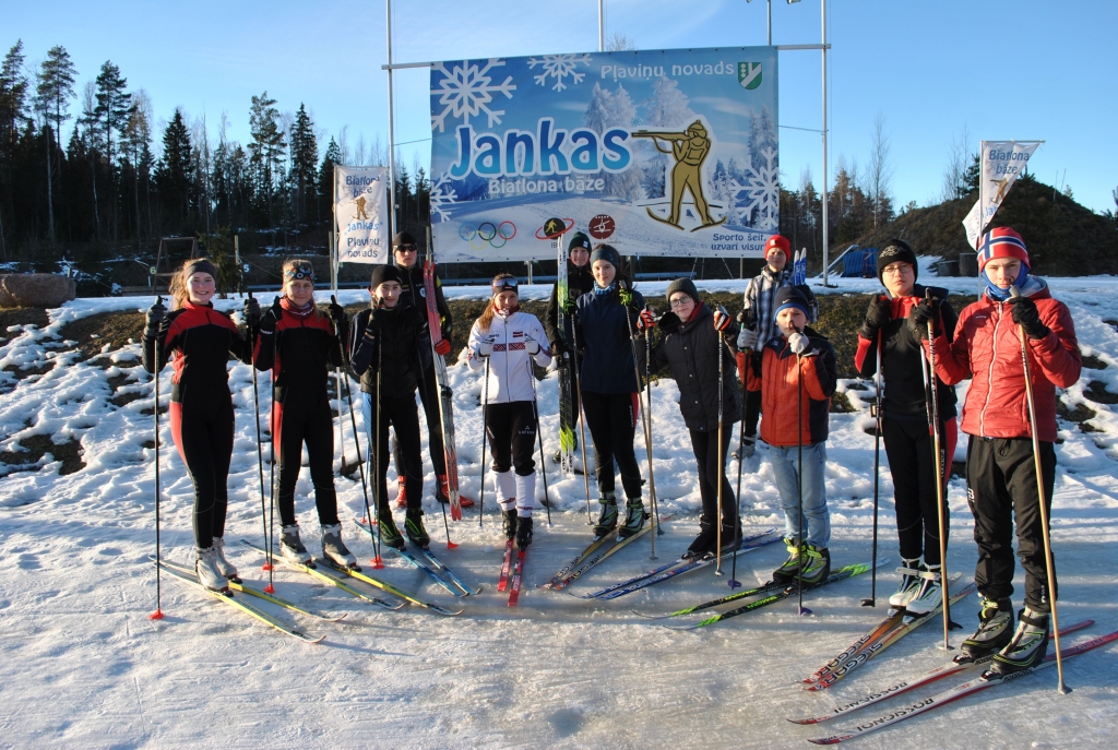 SPORTO KOPĀ — Patrīcija Eiduka (gaišajā jakā) kopā ar Pļaviņu jaunajiem sportistiem.