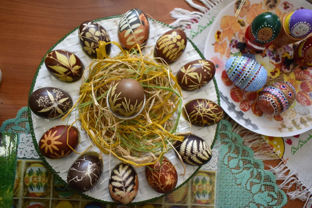 Sveiciens Lieldienās! Aizkraukles dienas centra “Pīlādzis” moderno rokdarbu pulciņa dalībnieču darbu izstāde Aizkraukles bibliotēkas lasītavā.
Autors: Imants Kaziļuns