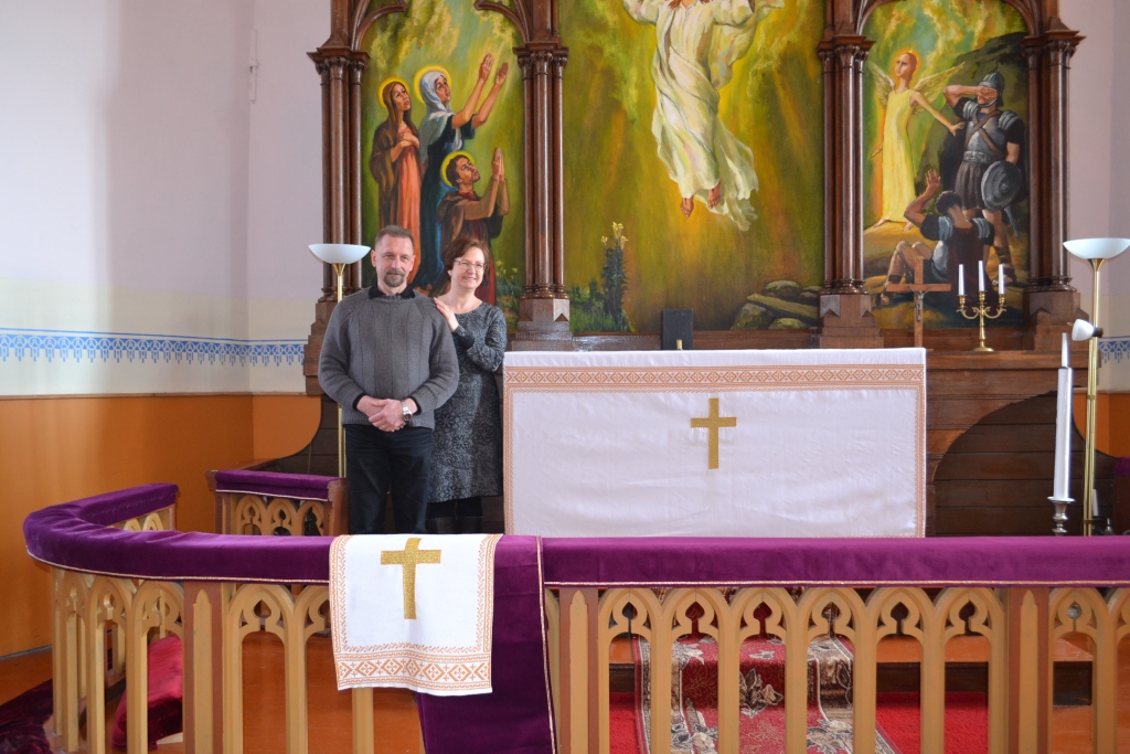 DĀVANA. Seces luterāņu baznīcas altāri nu rotā staburadzietes Spīdolas Lejnieces darinātā altārsega, dāvanu baznīcā novietoja viņas dēls Andris Lejnieks un viņa sieva Rita.
Autors: Elita Brovacka