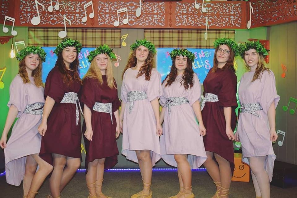 Jaunjelgavas kultūras nama popgrupas “Fridrihštate” dziedātājas iepriecināja gan ar skanīgu dziedājumu, gan skaistiem tērpiem.
Autors: Una Arbidāne