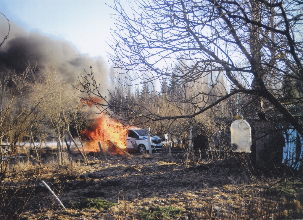 SADEGA PILNĪBĀ. “Kādreiz četrus gadus strādāju par ugunsdzēsēju. Uzskatu, ka ugunsgrēka sākumu varēja apdzēst — liesmas sākumā neredzēju, tikai dūmus, aka bija apmēram desmit metru attālumā. Taču automašīna sadega pilnībā,” stāsta mājas saimnieks Ēriks Rubenis.
Autors: Ēriks Rubenis
