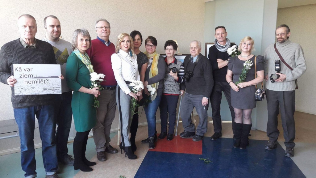 Kā var ziemu nemīlēt? Aizkraukles fotokluba dalībnieki izstādes atklāšanā.
Autors: Zanda Bistere