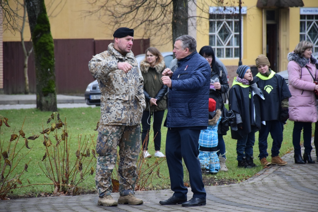 “Esmu gatavs aizstāvēt Latviju kailām dūrēm un pieveikt ienaidnieku kā Lāčplēsis Melno bruņinieku,” Jaunjelgavas novada pašvaldības izpilddirektors, bijušais Zemessardzes 55. bataljona komandieris Uldis Albiņš apgūtos cīņas paņēmienus demonstrē tagadējam komandierim Ingum Manfeldam.
Autors: no “Staburaga” arhīva