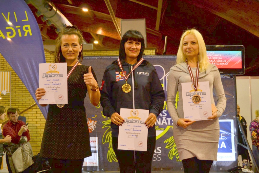 Sasniedz personīgo rekordu. Trešās vietas ieguvēja Natālija Lapuha (pirmā no labās).
Autors: no powerliftings.lv