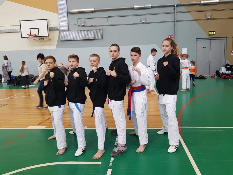 “KADZAN” sportisti ar labiem rezultātiem startē čempionātos, un šoreiz bronzas medaļas izcīnīja Renārs Dūniņš (pirmais no kreisās) un Aleksandrs Lonskis (otrais no labās).
Autors: no kluba “Kadzan”