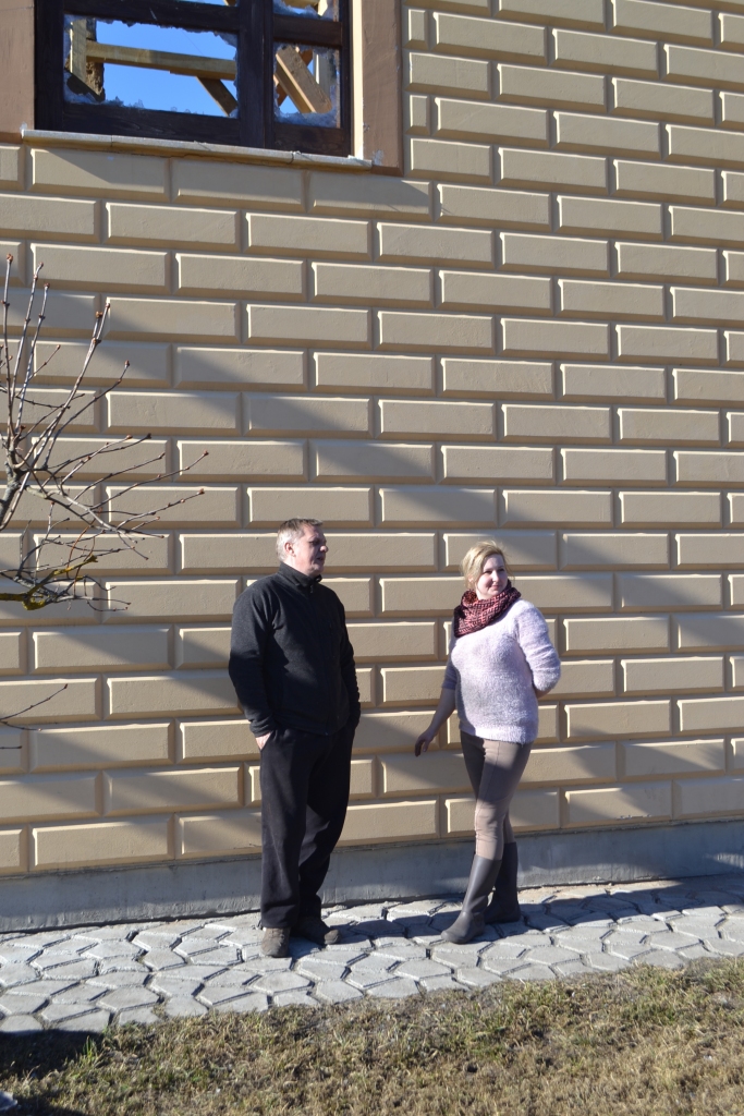 IZMĒĢINA PAŠI. Inga un Aivars ģimenes uzņēmumā “Airdek” ražotos blokus izvēlējās arī savas mājas apdarei. Viņi pārliecinājušies, ka bloki ne tikai izskatās skaisti, bet ir arī ugunsdroši un silti.
Autors: Elita Brovacka