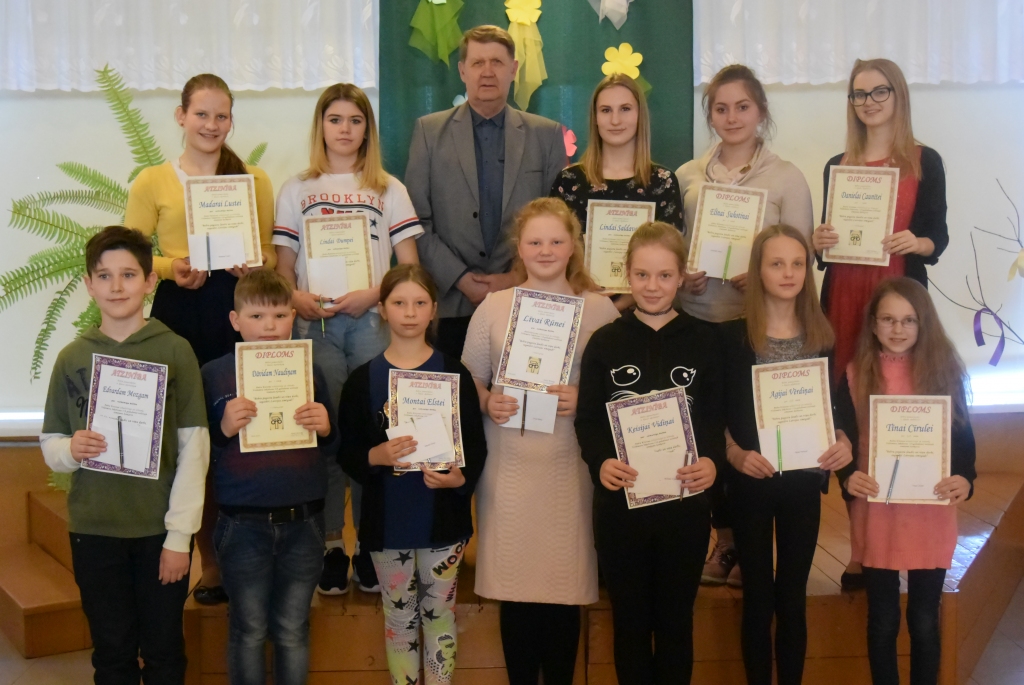 Kopbilde. Andris Kristons ar laureātiem.
Autors: Dzintra Sniedze