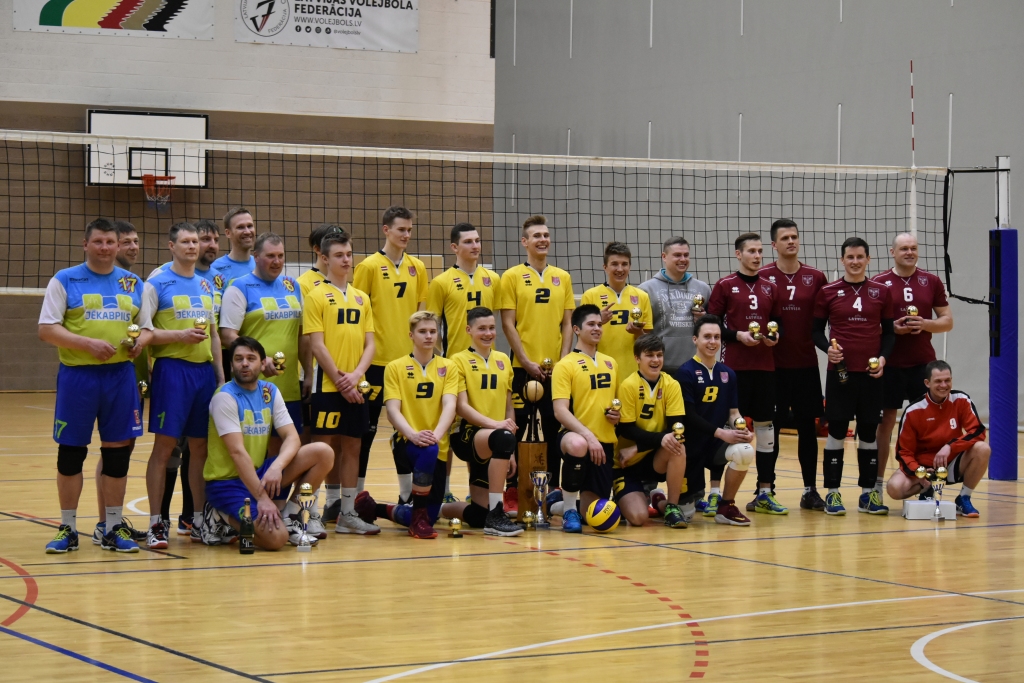 Godalgotais trijnieks. Ceļojošā kausa ieguvēji — Kokneses volejbolisti (vidū), sudraba godalgu īpašnieki — jēkabpilieši (no kreisās) un bronzas ieguvēji — Vecumnieku pārstāvji.
Autors: Ginta Grincēviča