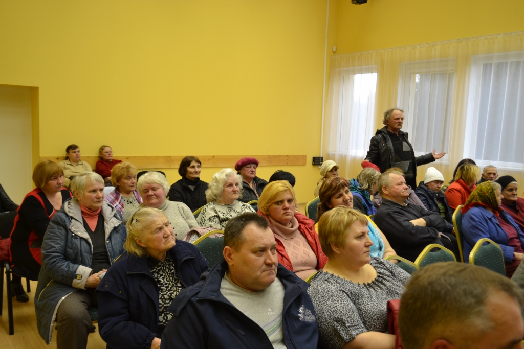 SAPULCĒ ieradušies cilvēki lielākoties uzskatīja — pasta nodaļai jāatvēl brīvā telpa pagasta pārvaldes ēkā.
Autors: Elita Brovacka