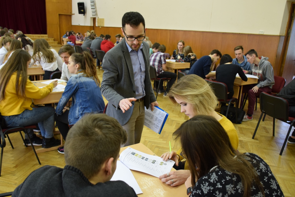 Konsultē Edgars Bērziņš. Vidusskolēni cīnās ar jautājumiem par naudu.
Autors: Imants Kaziļuns
