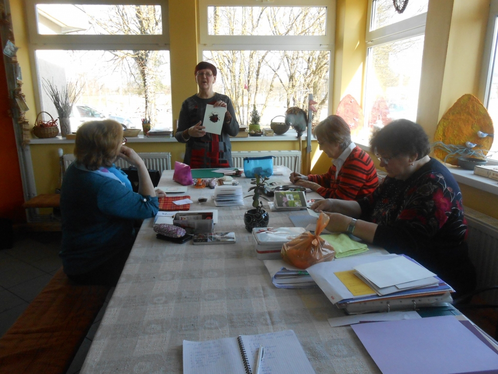 PIEREDZES UN IDEJU NETRŪKST. Meistare Mirdza Elste (centrā) dalās savās prasmēs, kā oriģināli veidot apsveikuma kartītes, tās izšujot.
Autors: Inguna Žogota