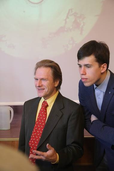 Mārtiņš Klevs (no labās) kopā ar Latvijas Universitātes eksperimentālo uzdevumu autoru Paulu Pauliņu.
Autors: Ludmila Belogrudova