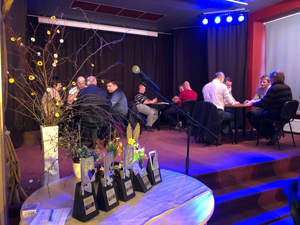 Sacensības kungu mājā. Veiksmīgākie spēlētāji saņēma īpaši šim turnīram veidotās metālmākslinieka Arvīda Endziņa balvas.