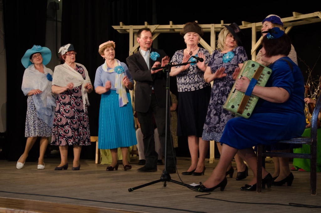 TUVĀKIE KAIMIŅI. “Kokneses ziņģē” priekšnesumu sniedz Pļaviņu novada kultūras centra folkloras kopa “Āre”.
Mārča Briškas un Anitas Šmites foto