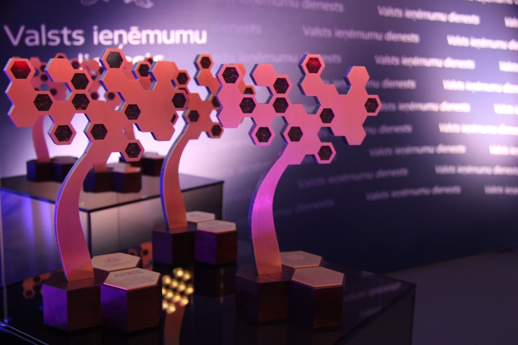 SIMBOLISKA BALVA. Lielākie nodokļu maksātāji saņēma īpašu balvu — plaukstošu koku, kurš simbolizē dziļas saknes un zemes spēku, kas vēlas tiekties augstākos horizontos.
Autors: publicitātes