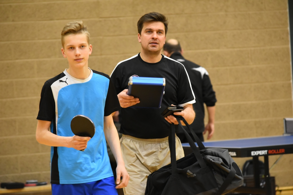 Ābols no ābeles tālu nekrīt. Grīnbergu ģimenes vīrieši, dēls Egils (no kreisās) un tēvs Aivars no Skrīveriem piedalījās galda tenisa sacensībās, katrs startējot savā grupā.
Autors: Ginta Grincēviča