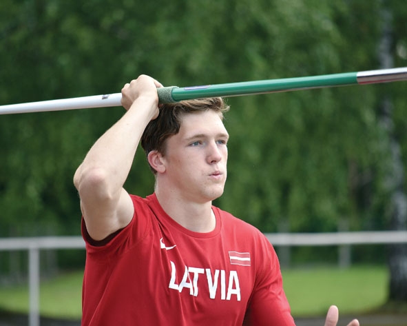 Oļegs Kozjakovs attēlā ar šķēpu. Tagad viņš ticis pie personīgās kārts.